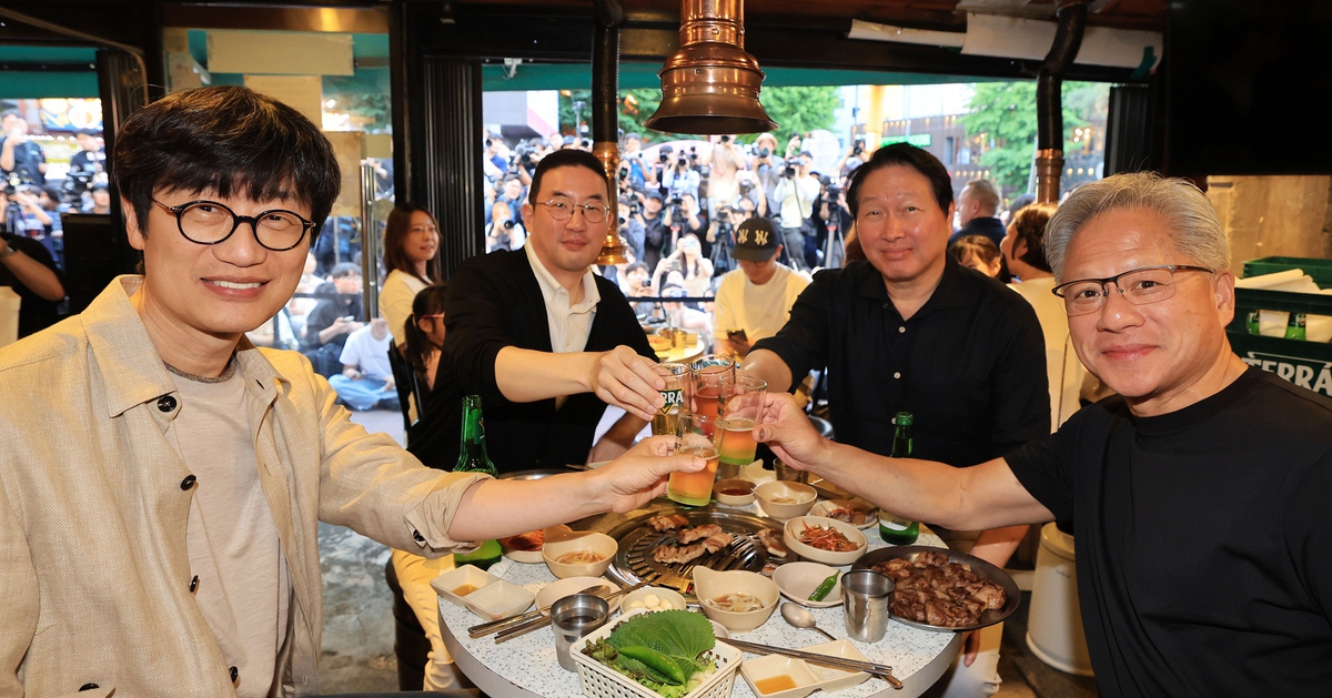 CEO Nvidia gây sốt: Ăn nhậu ở phố đi bộ cùng các trùm công nghệ Hàn Quốc