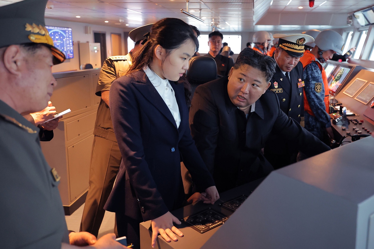 Ông Kim Jong Un đặt mục tiêu đóng tàu khu trục 10.000 tấn, phát triển 'vũ khí bí mật dưới nước'
