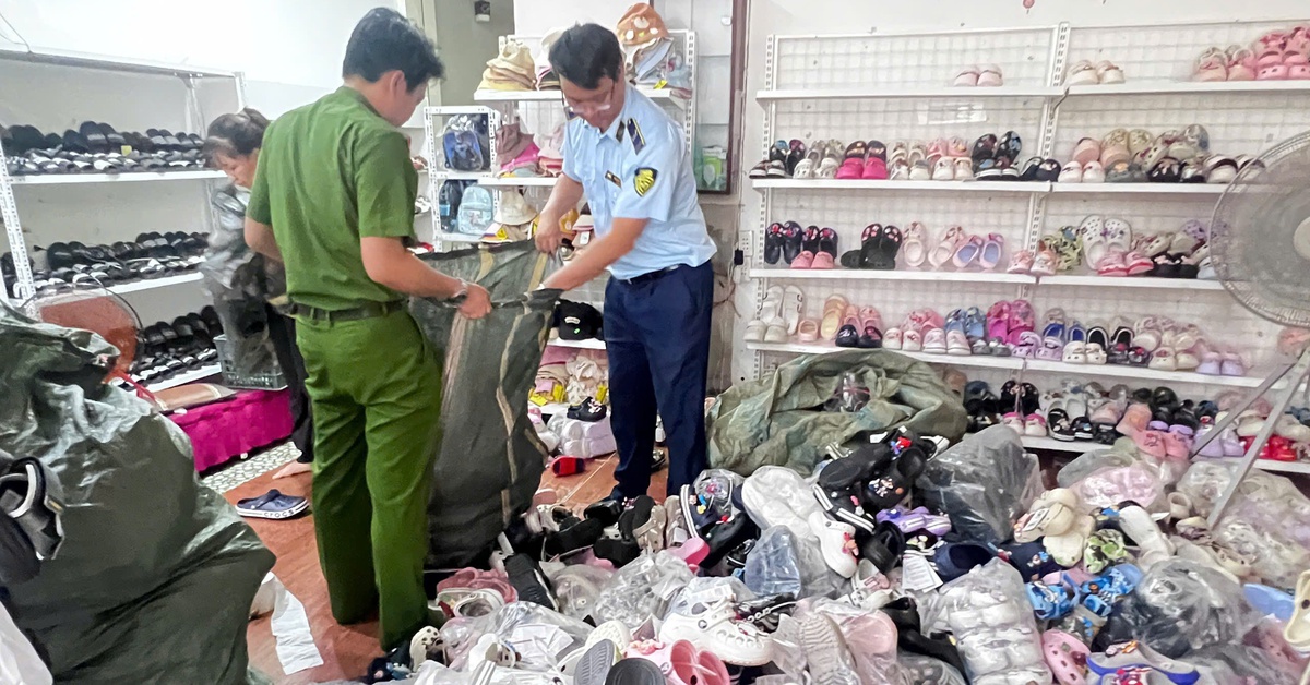 2 chủ shop bị khởi tố vì bán giày dép giả Adidas, Hermes, Nike, Gucci, Crocs