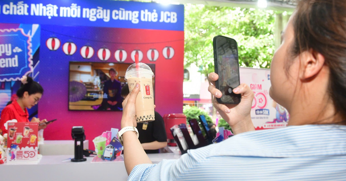 Đến gian hàng JCB, quẹt 'một chạm' uống trà sữa, nhận quà