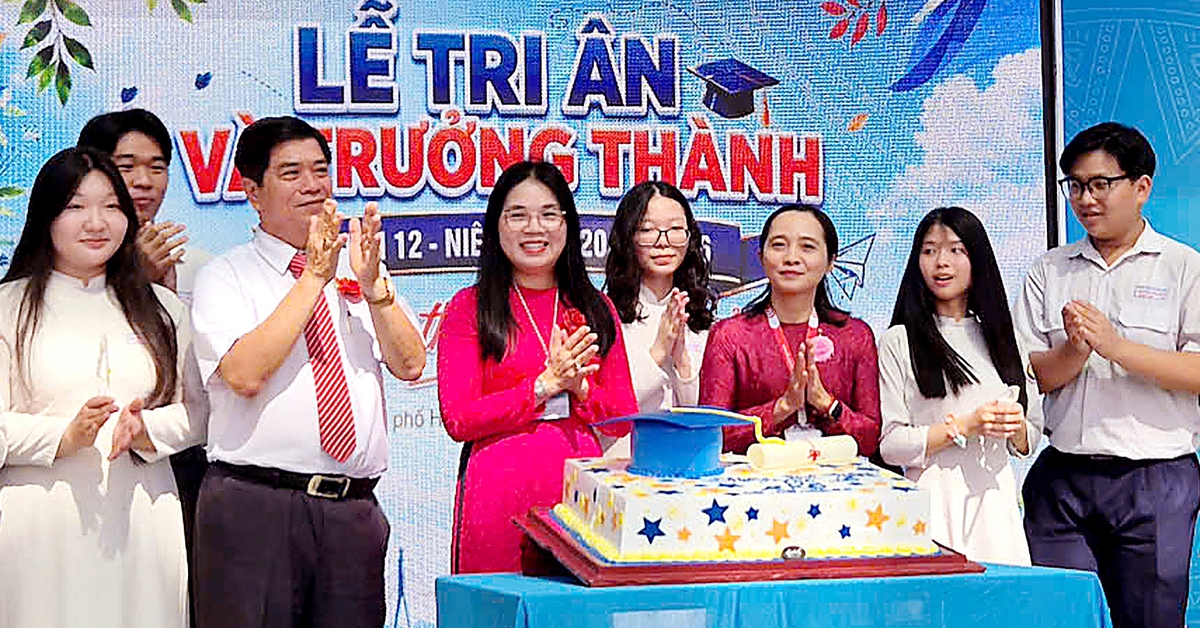 Lễ trưởng thành xúc động và lời dặn cô hiệu trưởng: 'Kiến thức giúp đi nhanh, nhân cách giúp đi xa'