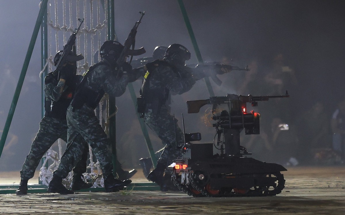 Vietnamese special forces, robots suppress terrorists in simulated drill
