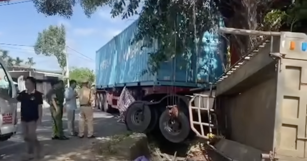 Xe container va chạm xe công nông, 3 người chết