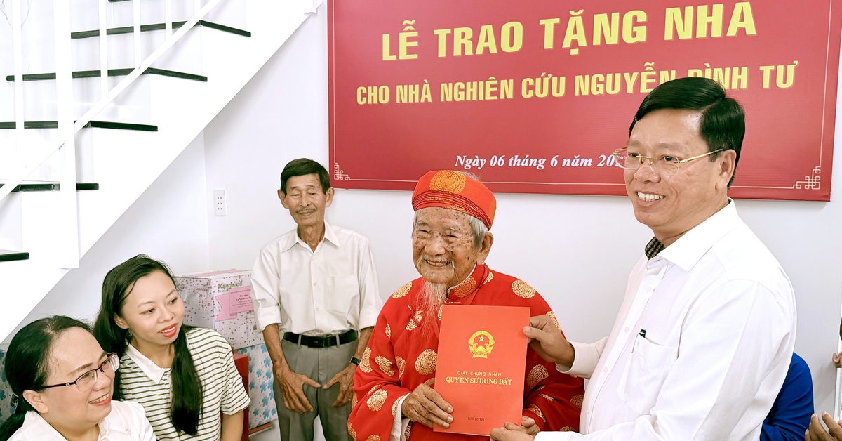 Nhà nghiên cứu Nguyễn Đình Tư nhận căn hộ mới ở tuổi 106