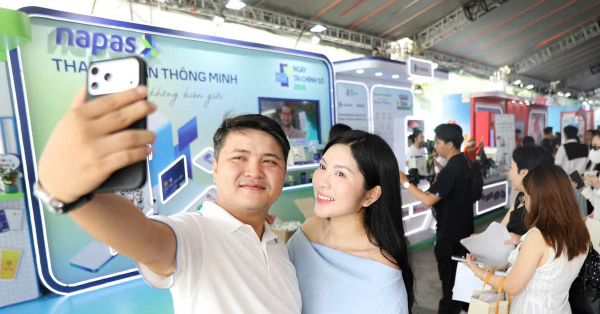 Giới trẻ xếp hàng mua trà sữa nửa giá, trải nghiệm công nghệ thanh toán xuyên biên giới tại NAPAS