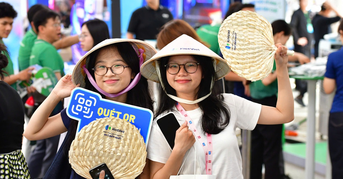 Người dân xếp hàng 'săn quà', rộn ràng trải nghiệm công nghệ tại Lễ hội Tài chính số 2026
