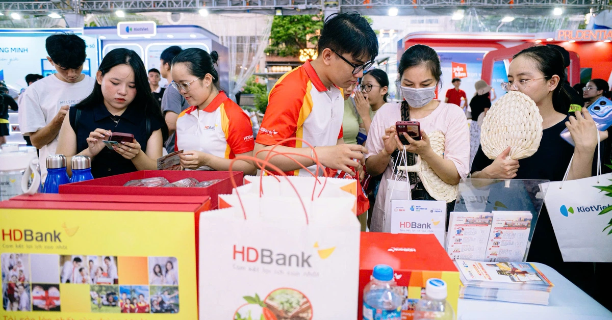 Người trẻ cùng 'nhìn nhau già đi' tại gian hàng trải nghiệm ở Ngày Tài chính số 2026