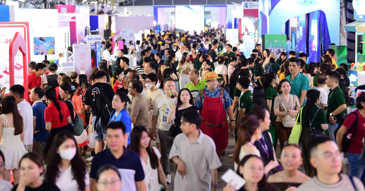 Dòng người nối dài tại Ngày Tài chính số 2026 trong tối cuối tuần