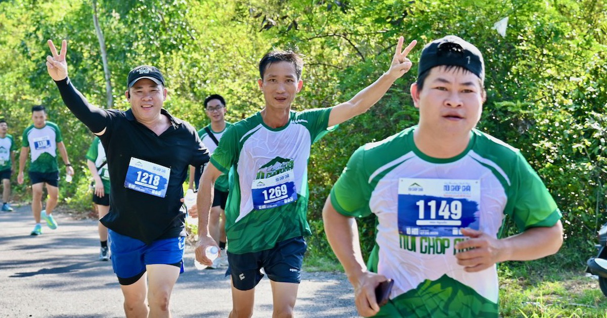 Gần 1.000 vận động viên đội nắng chinh phục núi Chóp Chài