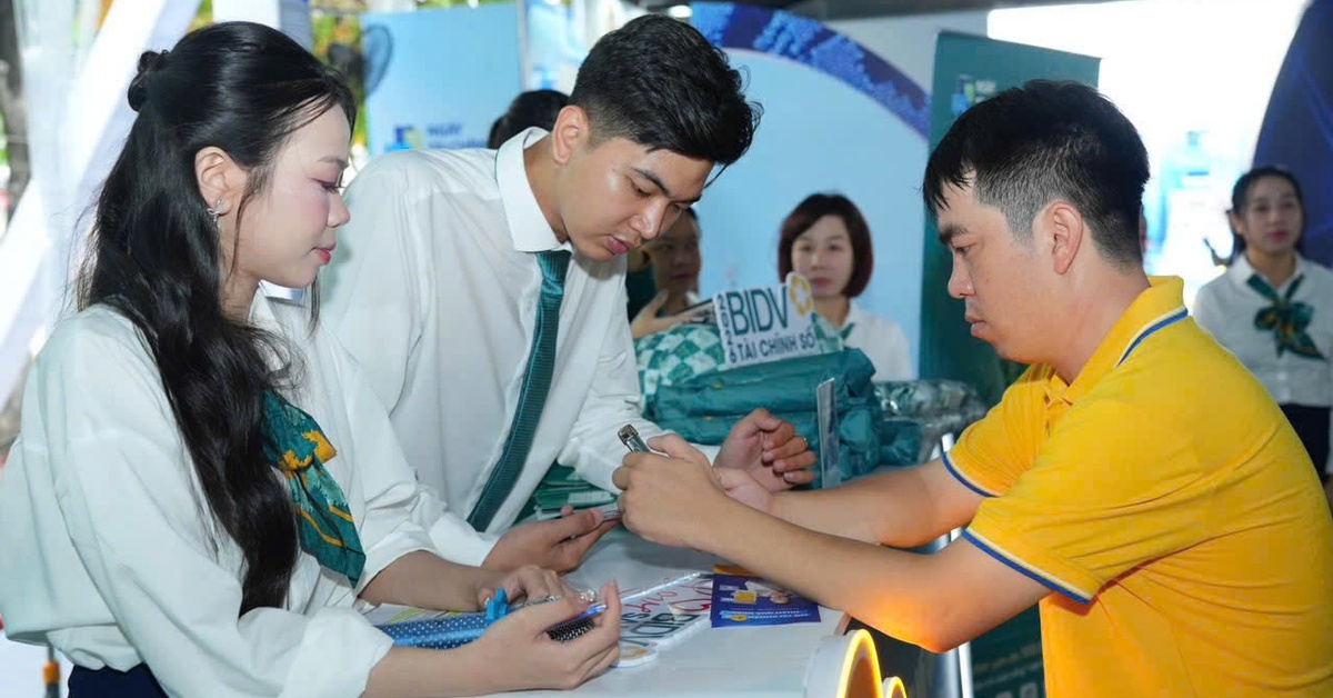 Người trẻ và người lớn tuổi cùng trải nghiệm tài chính số