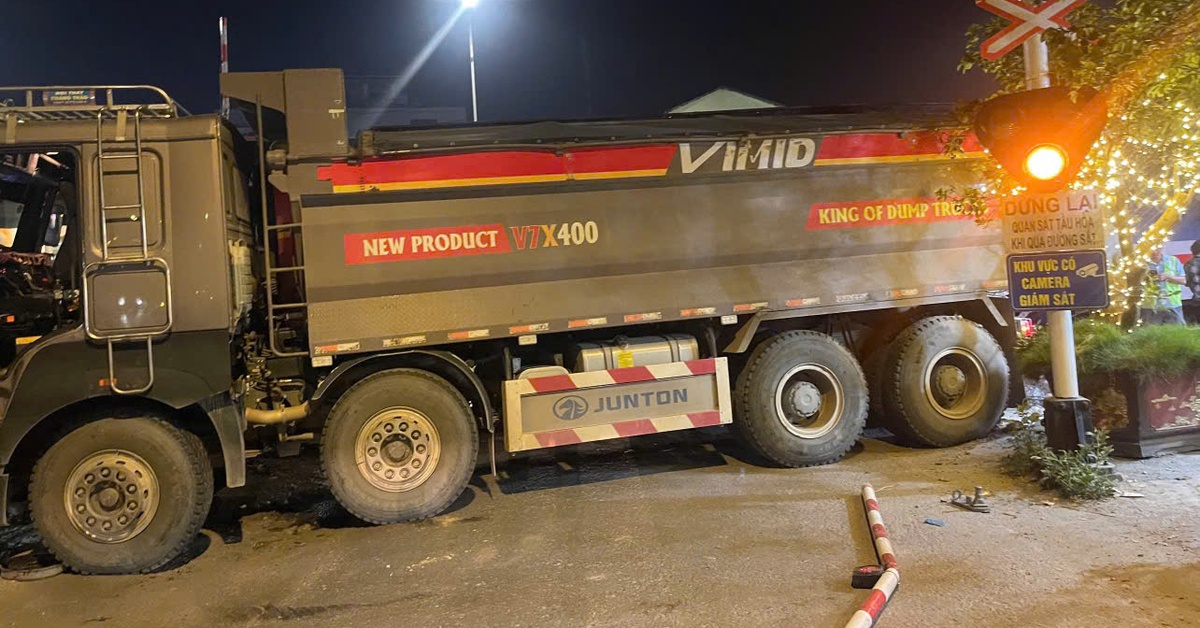 Cố vượt đường ngang khi cần chắn hạ xuống, xe tải bị tàu SE 19 húc văng