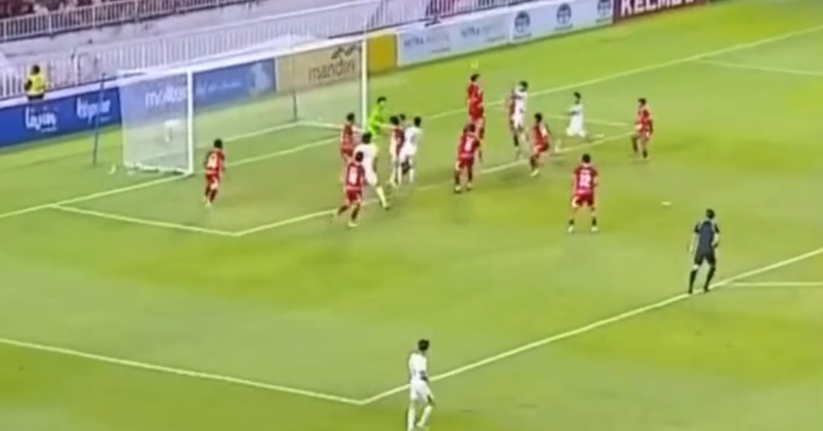 Pha đá phạt ghi bàn của U19 Việt Nam vào lưới U19 Indonesia