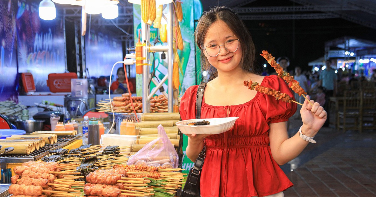 Hàng ngàn du khách trải nghiệm hơn 100 gian hàng tại lễ hội ven biển Đà Nẵng