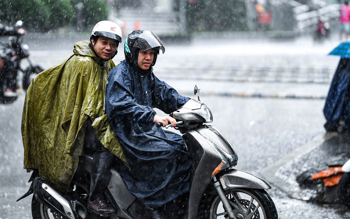 Thời tiết hôm nay 8-6: Bắc Bộ mưa lớn từ chiều nay, Trung Bộ