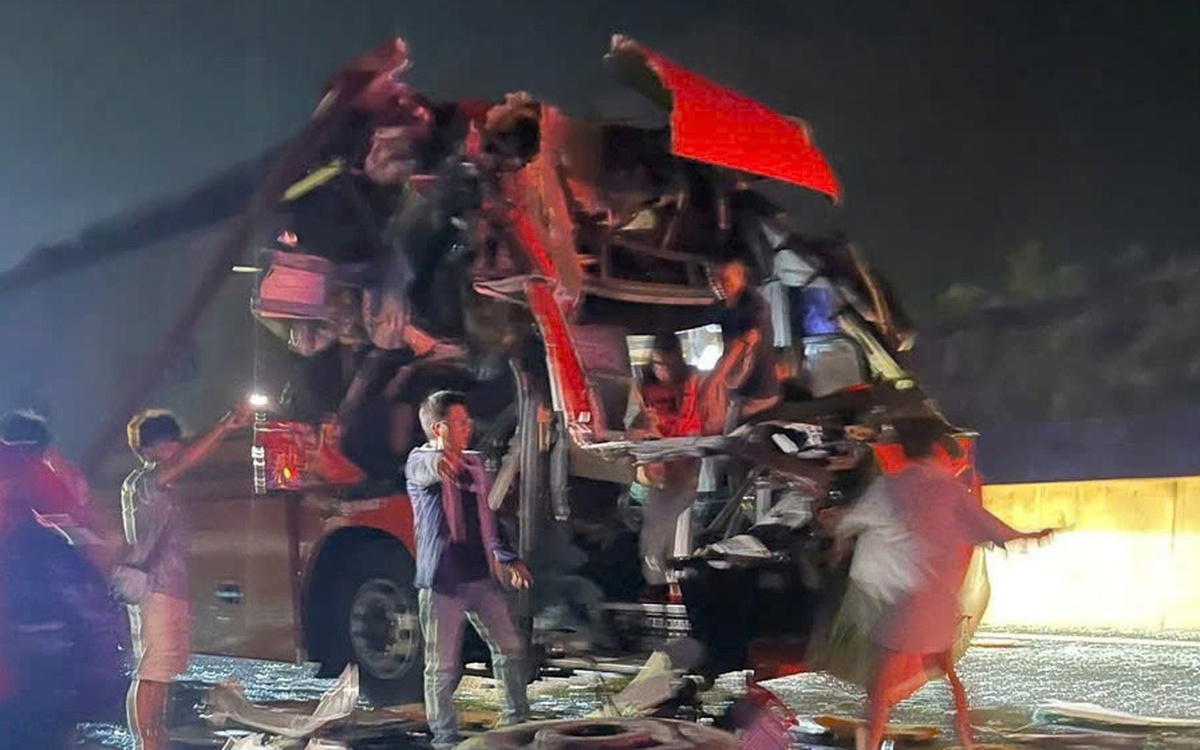 Passenger bus hits tractor-trailer on Phan Thiet - Dau Giay expressway; nearly 20 injured