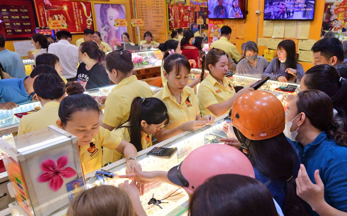 Why are gold prices falling sharply?