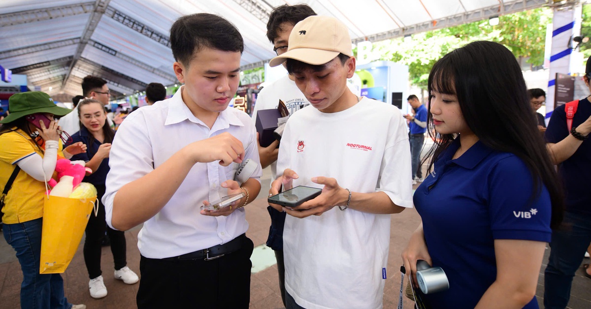 Tại Lễ hội Tài chính số, lần đầu khách hàng được tự quyết hạng thẻ tín dụng