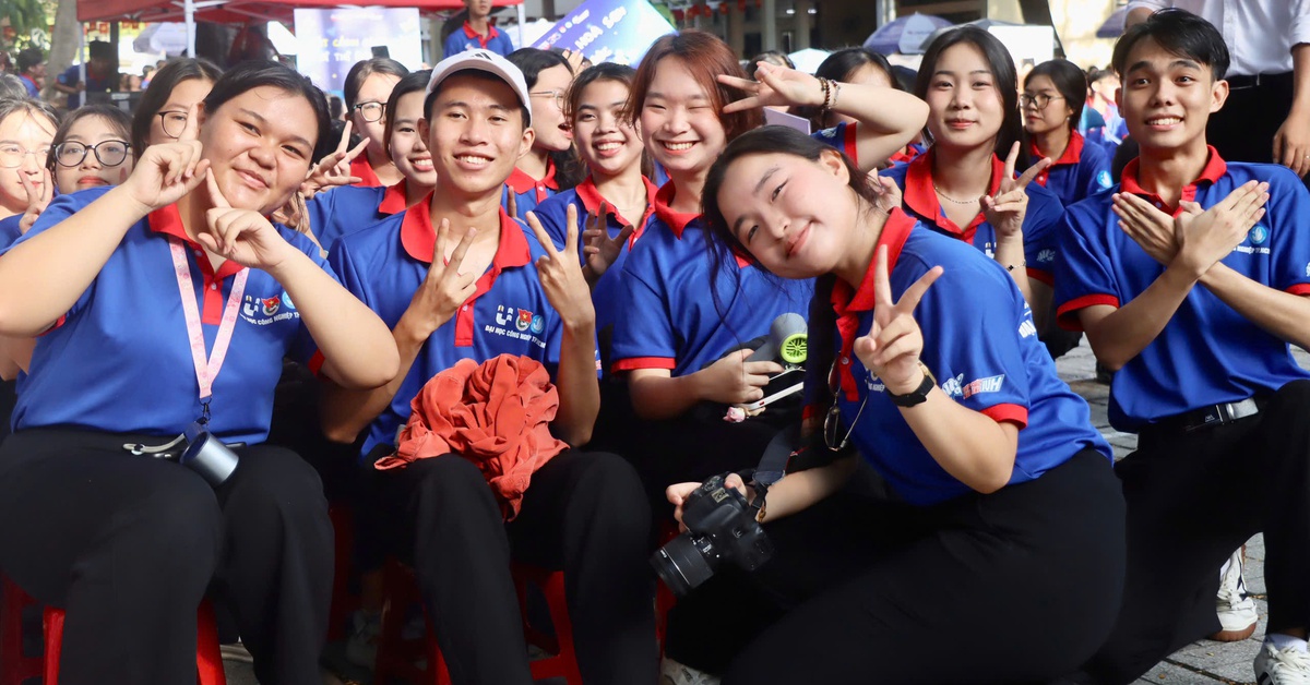 Hơn 6.000 sinh viên tình nguyện 'Tiếp sức mùa thi' tại 246 điểm thi tốt nghiệp THPT ở TP.HCM