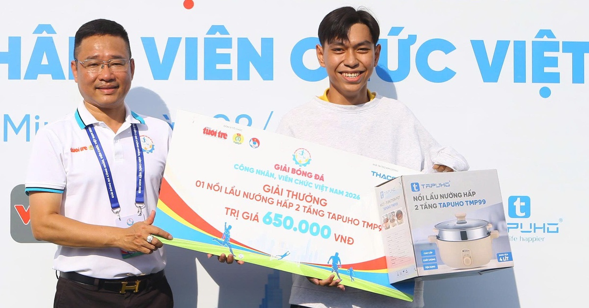 Cậu sinh viên vỡ òa khi nhận giải thưởng ở Giải bóng đá công nhân, viên chức