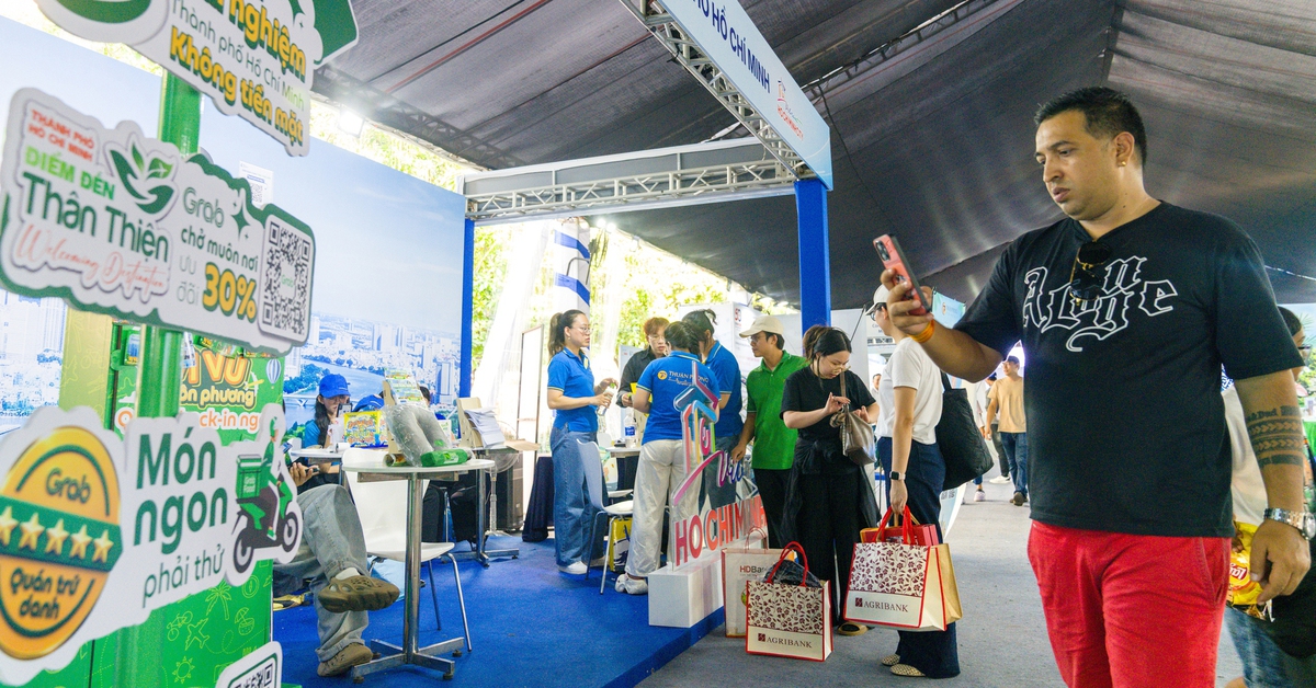 Du khách săn tour hè, trải nghiệm du lịch số tại Lễ hội Tài chính số 2026