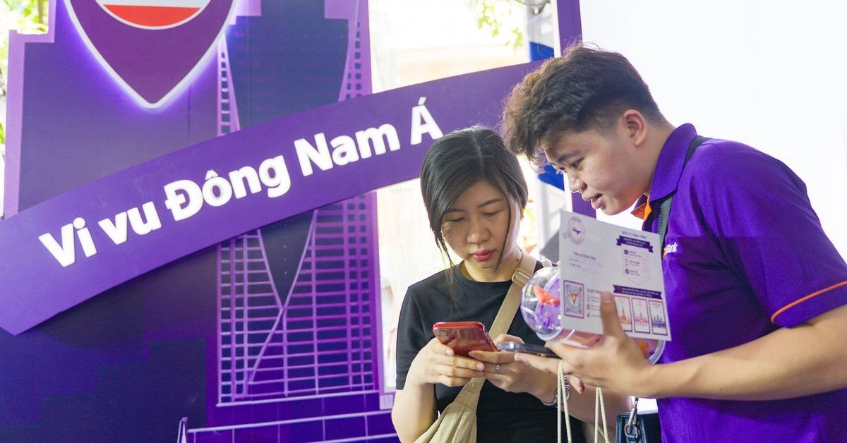 Xếp hàng mua nước 1.000 đồng, người trẻ còn trải nghiệm mô phỏng du lịch nước ngoài với TPBank