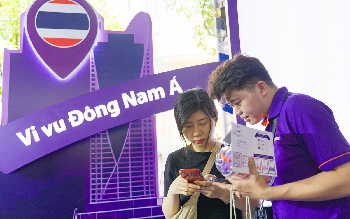 Xếp hàng mua nước 1.000 đồng, người trẻ còn trải nghiệm mô phỏng du lịch nước ngoài với TPBank