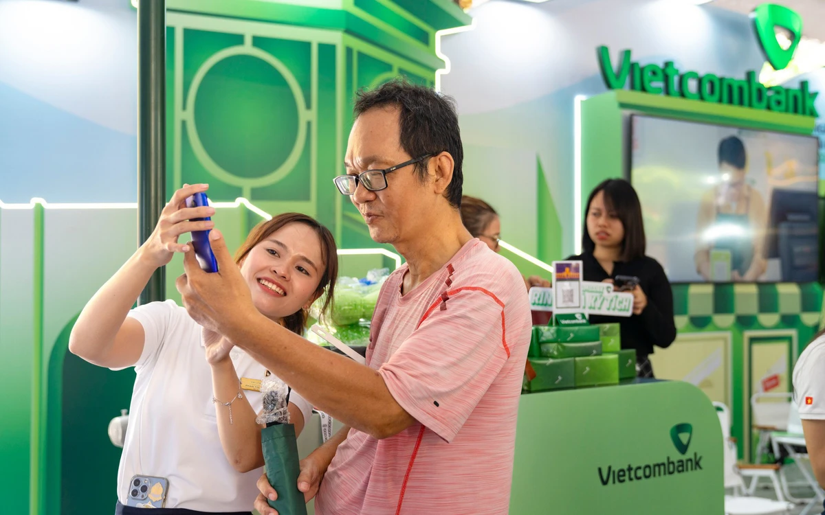 Khách tham quan khám phá 'ngân hàng trong lòng bàn tay' của Vietcombank