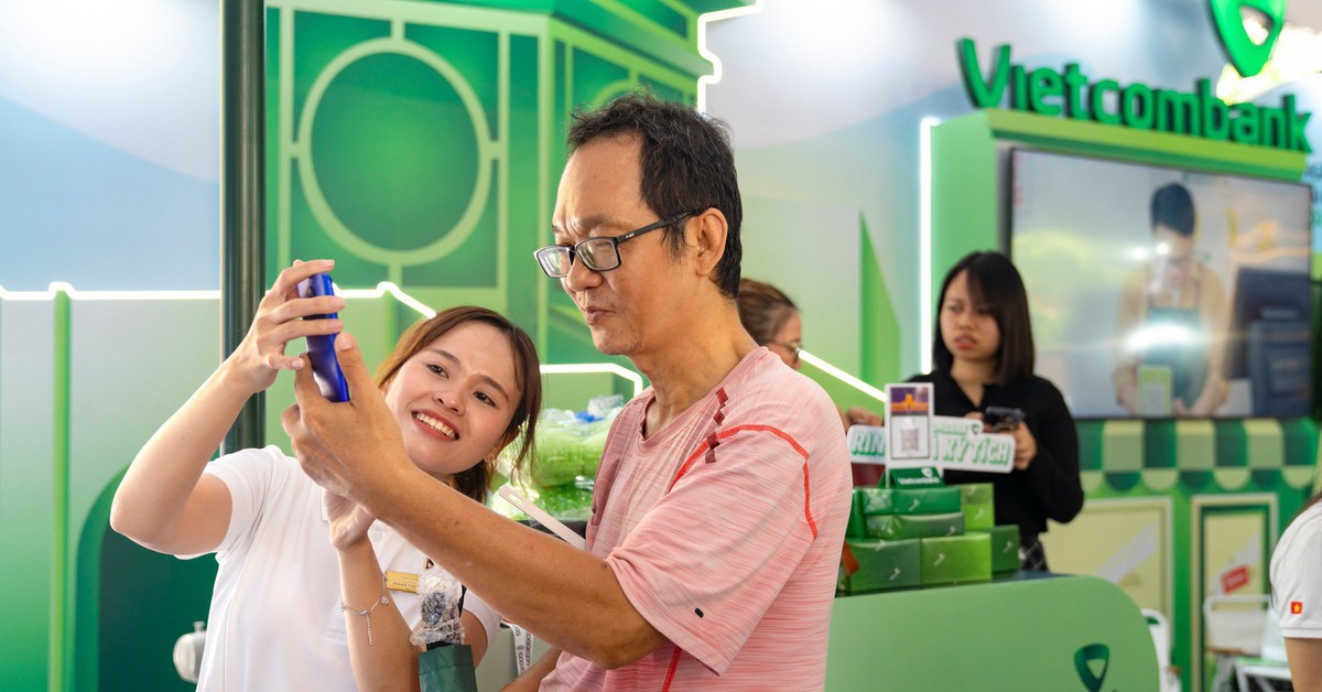 Khách tham quan khám phá 'ngân hàng trong lòng bàn tay' của Vietcombank