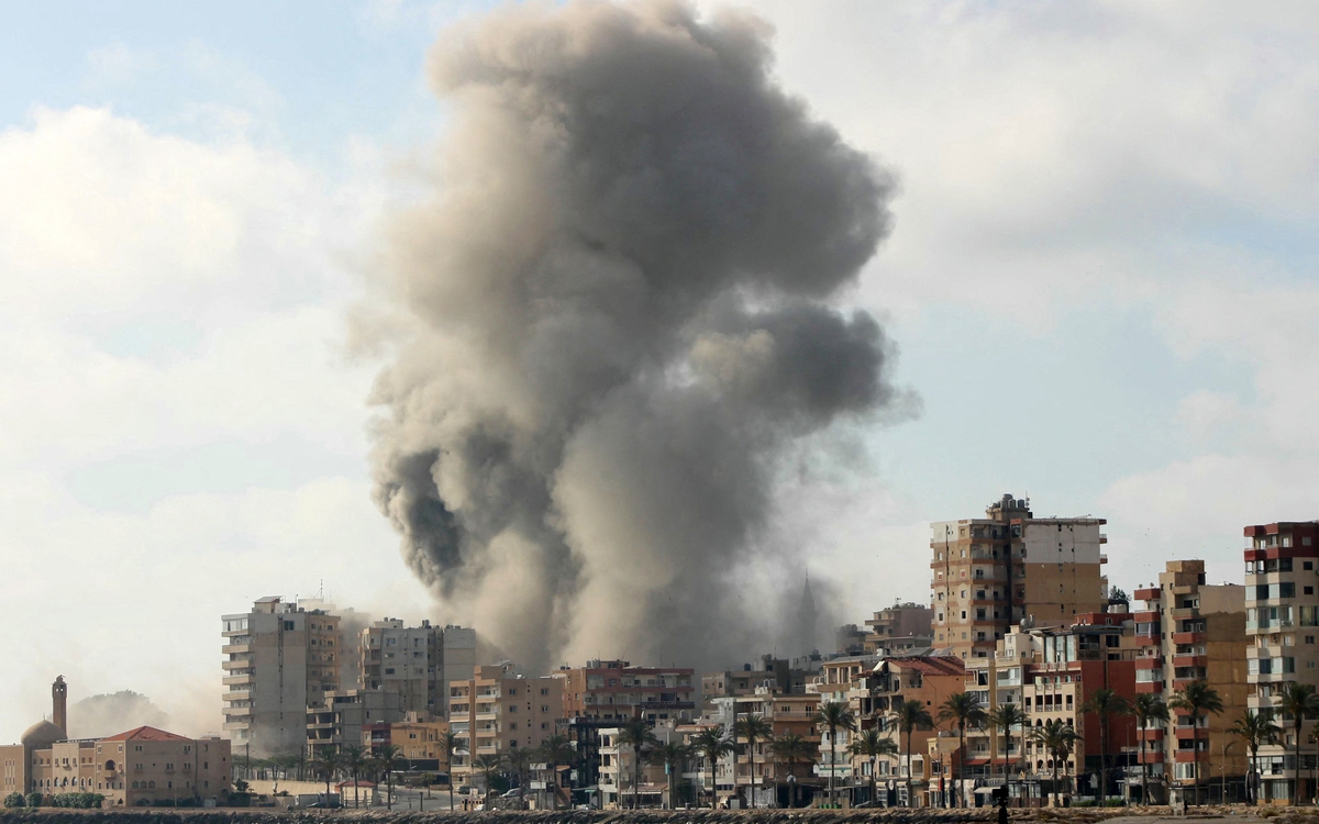 Israel strikes Iran after Tehran's first direct missile attack