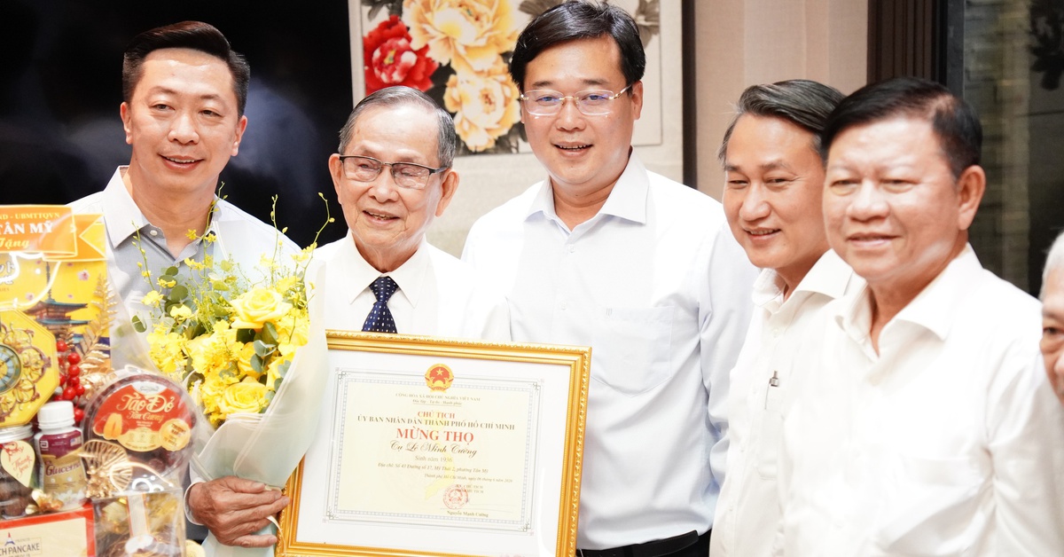 Lãnh đạo Thành ủy TP.HCM thăm, chúc thọ người cao tuổi tiêu biểu