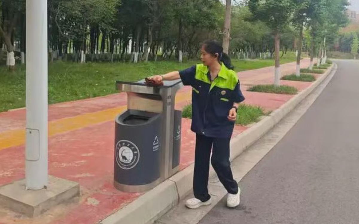 Nữ lao công Trung Quốc đỗ thạc sĩ sau một năm tự h