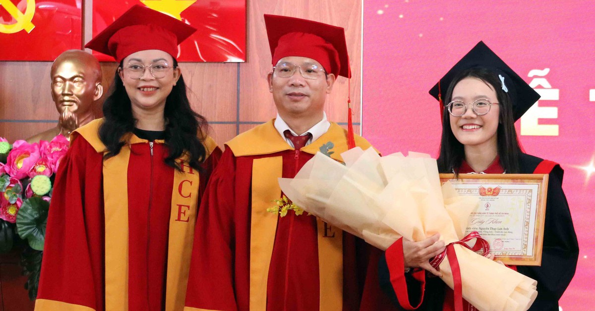 Từng bỏ dở đại học, cô gái trở lại giảng đường và trở thành thủ khoa tốt nghiệp