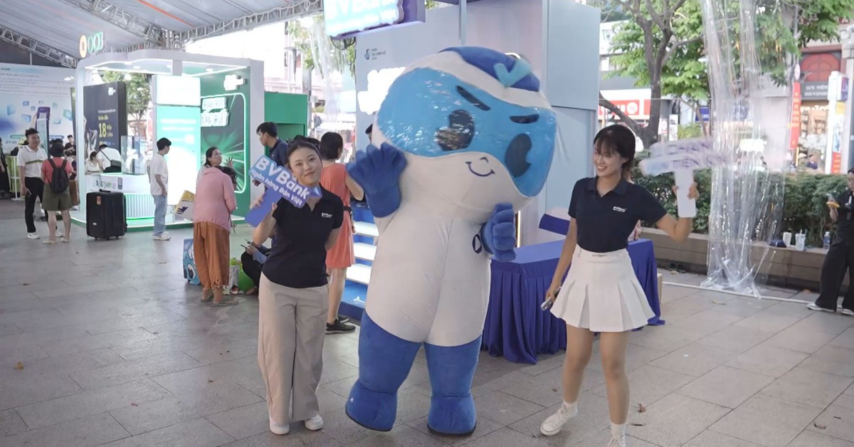 Trước giờ bế mạc Lễ hội Tài chính số: Người dân vẫn săn quà, trải nghiệm ngân hàng số