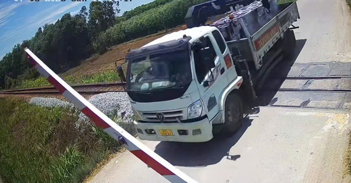 Tìm tài xế lái xe tải lao qua đường ray khi đèn đỏ đã bật, cần chắn đang hạ