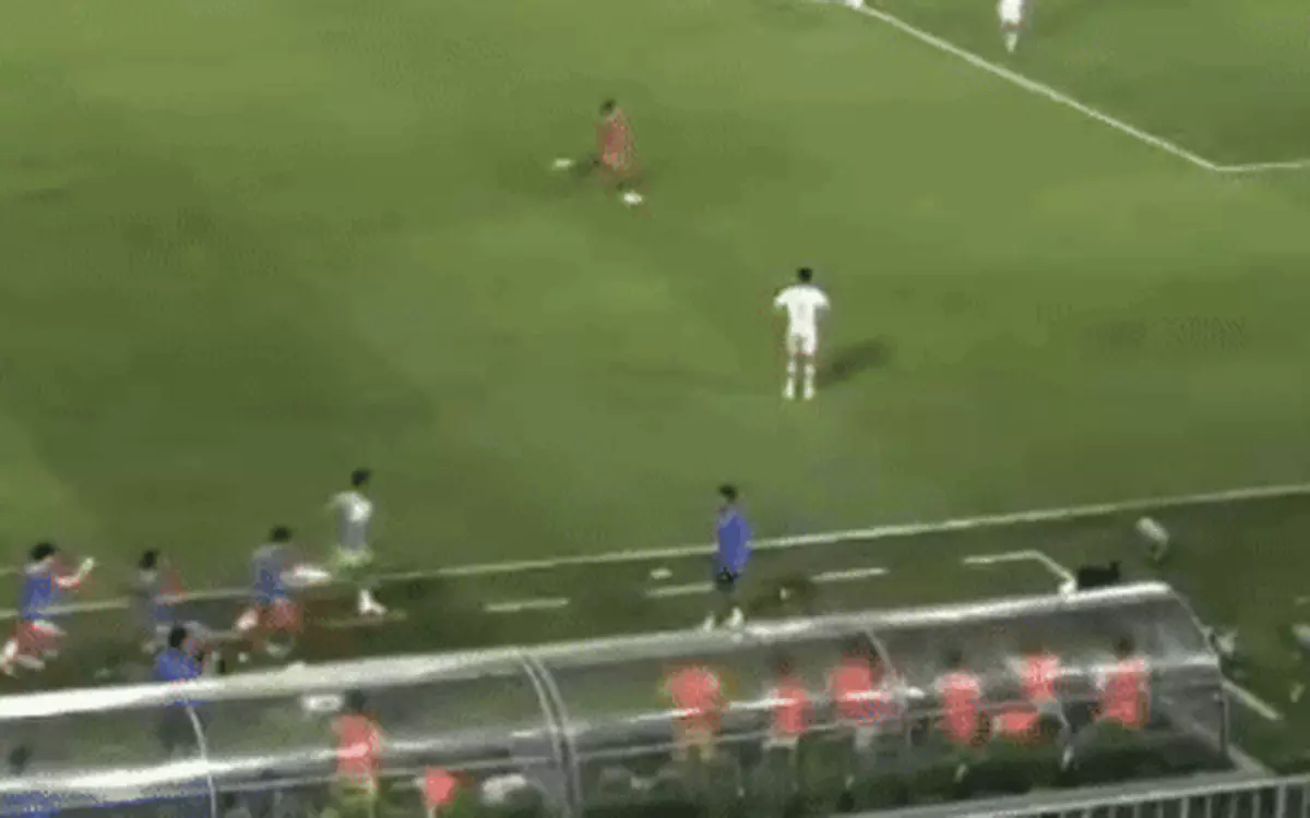 Cầu thủ U19 Indonesia đẩy thành viên ban huấn luyện U19 Việt
