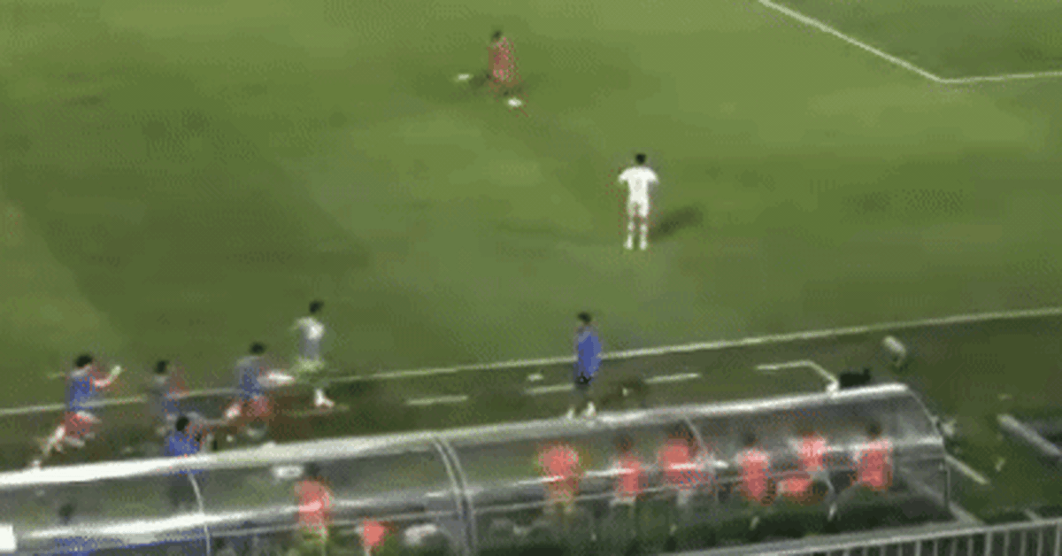 Cầu thủ U19 Indonesia đẩy thành viên ban huấn luyện U19 Việt Nam để ăn mừng