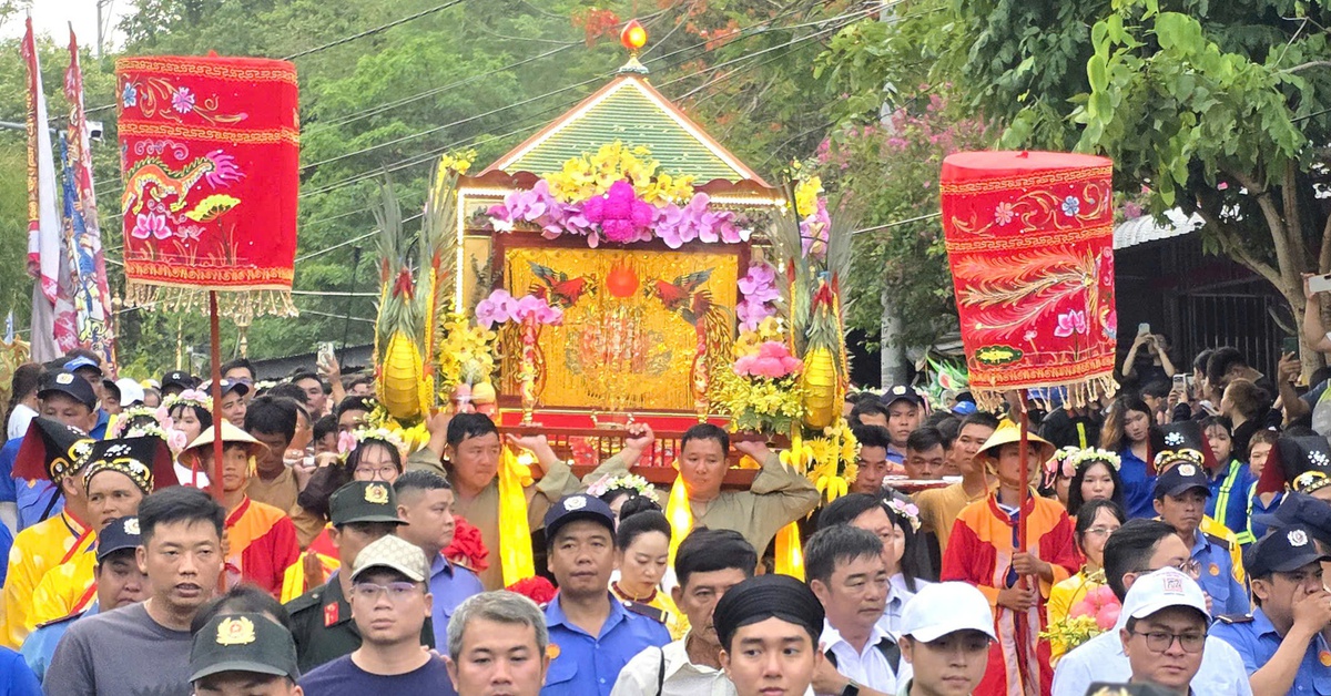 Lễ phục hiện rước tượng và nấu 9 loài hoa tắm Bà Chúa Xứ núi Sam