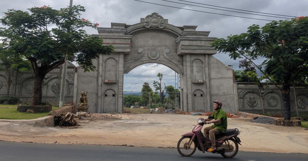 Vụ xây cổng hoành tráng lấn đất đường bộ: Vẫn chưa cưỡng chế tháo dỡ