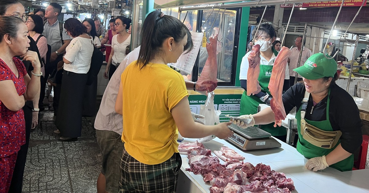 Lần đầu TP.HCM đưa thịt heo 'Tick xanh trách nhiệm' vào chợ truyền thống