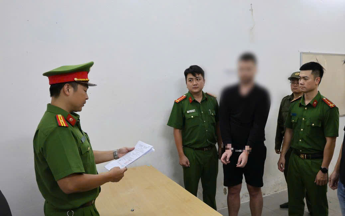 Khởi tố người nước ngoài đập phá quán cà phê giữa trung tâm 