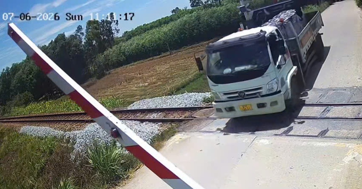 Tài xế cố tình vượt rào chắn đường sắt ở Quảng Ngãi bị phạt hơn 41 triệu đồng