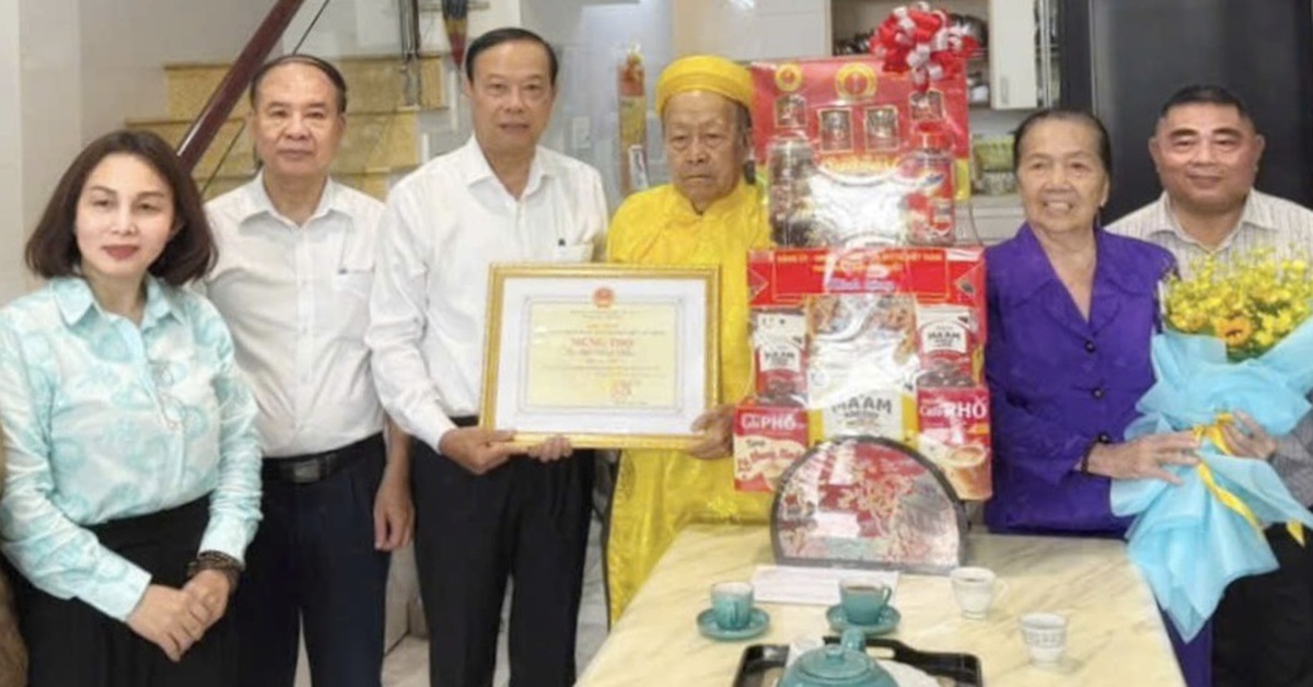 Lãnh đạo TP.HCM thăm, chúc thọ nhiều cụ cao niên tròn 90 tuổi