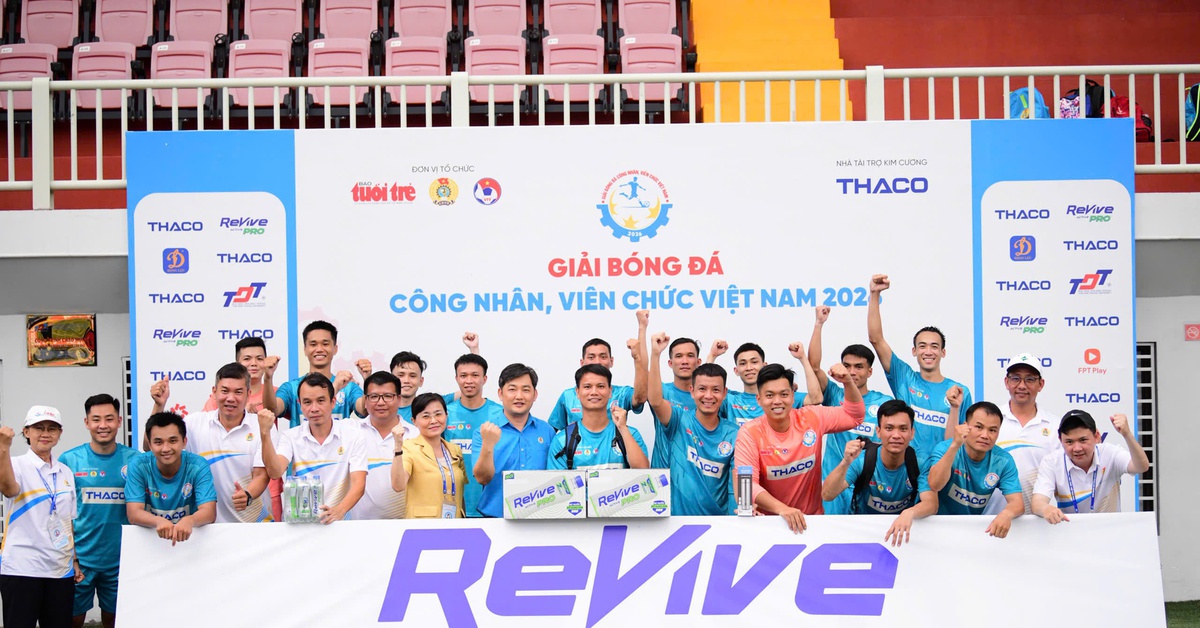 Cầu thủ được làm mát, bổ sung điện giải tại Giải bóng đá công nhân, viên chức Việt Nam 2026