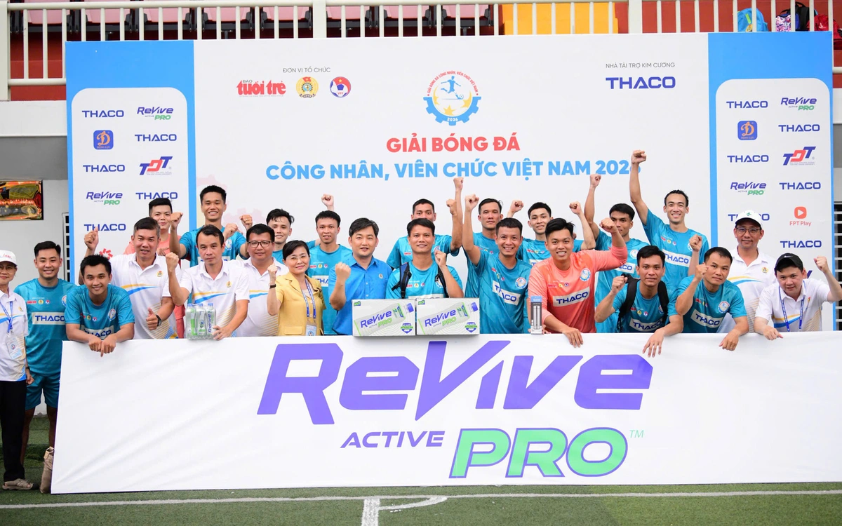 Cầu thủ được làm mát, bổ sung điện giải tại Giải bóng đá côn