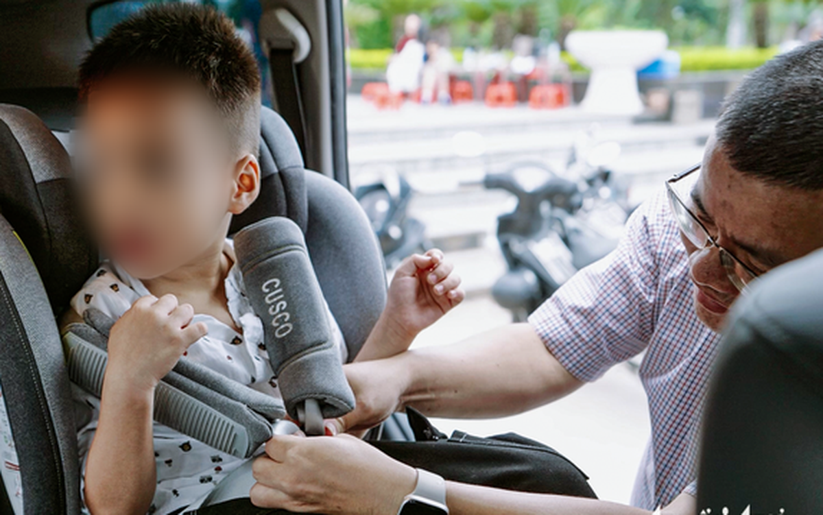 Bộ Xây dựng gỡ nút thắt chứng nhận ghế an toàn trẻ em trên ô tô