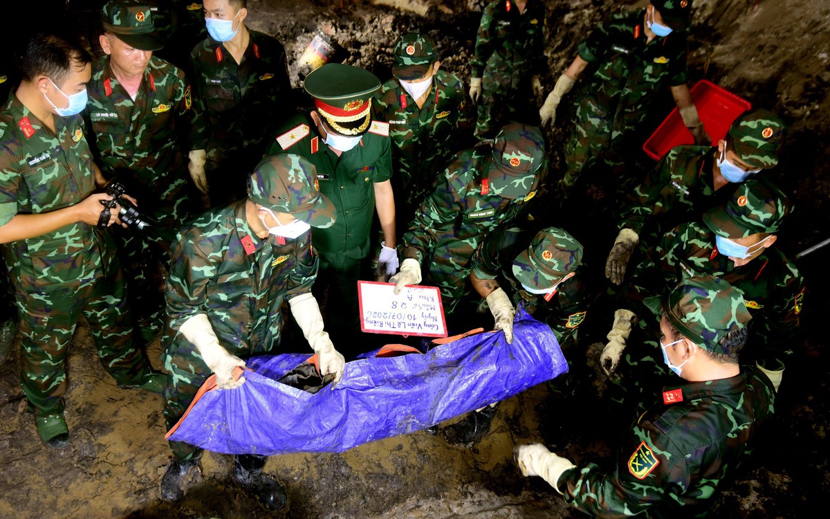 Thấy thêm nhiều hài cốt tại công viên Lê Thị Riêng, nhói lòng các liệt sĩ chôn chồng lên nhau