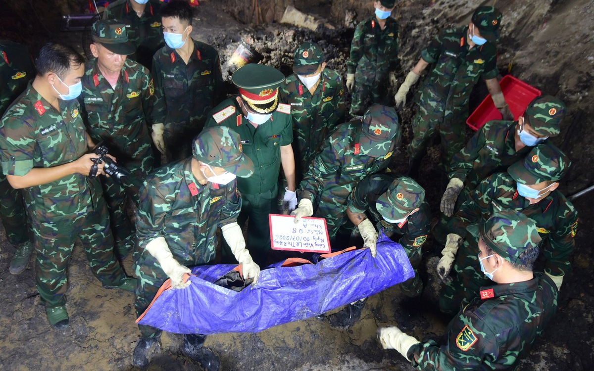 Thấy thêm nhiều hài cốt tại công viên Lê Thị Riêng, nhói lòng các liệt sĩ chôn chồng lên nhau