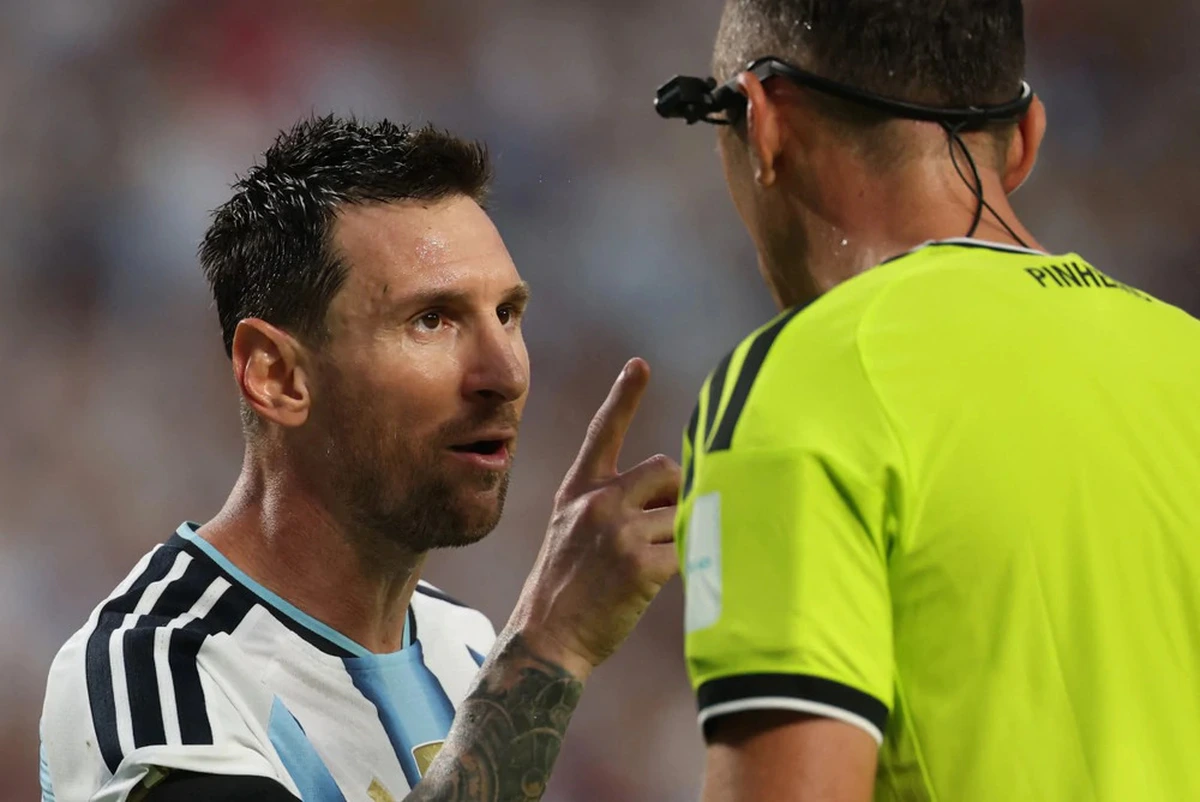 Messi chỉ mặt trọng tài rồi đòi hỏi điều gì?