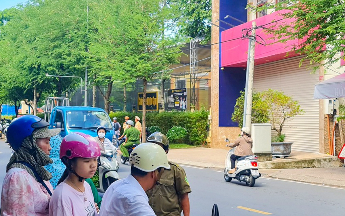 Tiệm vàng Hồng Phúc ở Mỹ Tho tạm ngưng hoạt động, nhiều khách hàng lo lắng