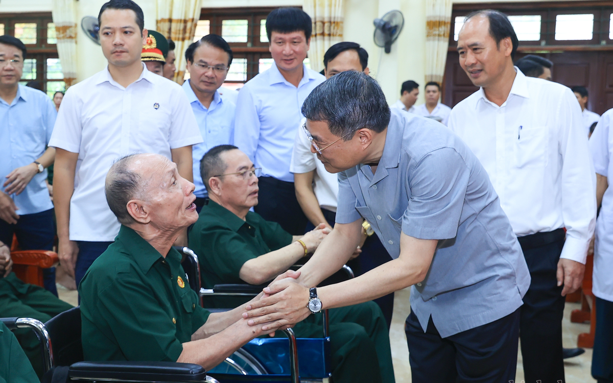Thủ tướng xúc động, bày tỏ cảm phục trước những tấm gương thương binh, bệnh binh